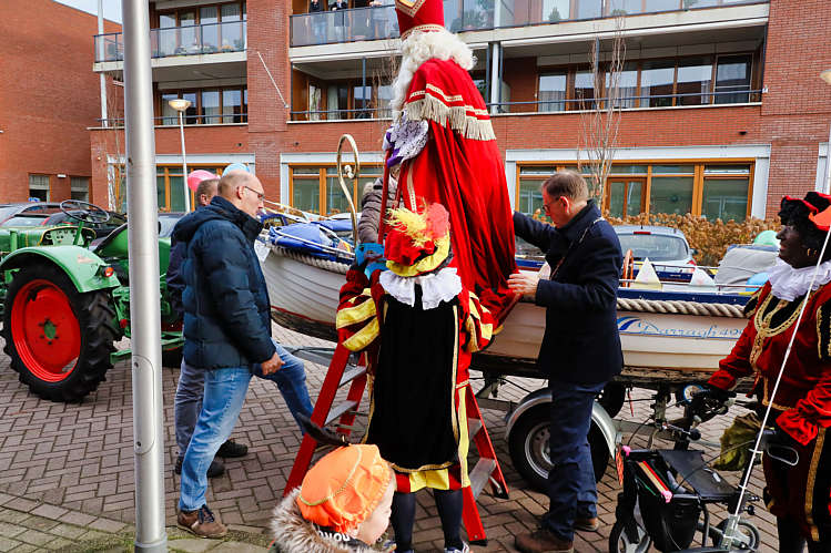 Aankomst van de Sint en zijn Zwarte Pieten in Waarder_057